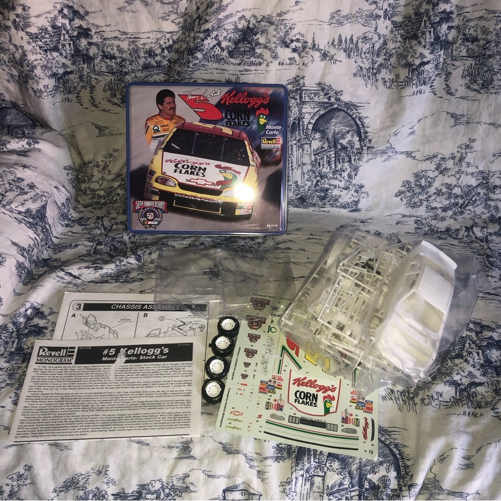 Revell Terry Labonte Kellogg's Chevy NASCAR 1/24 Scale Model Kit in Tin Box 1998